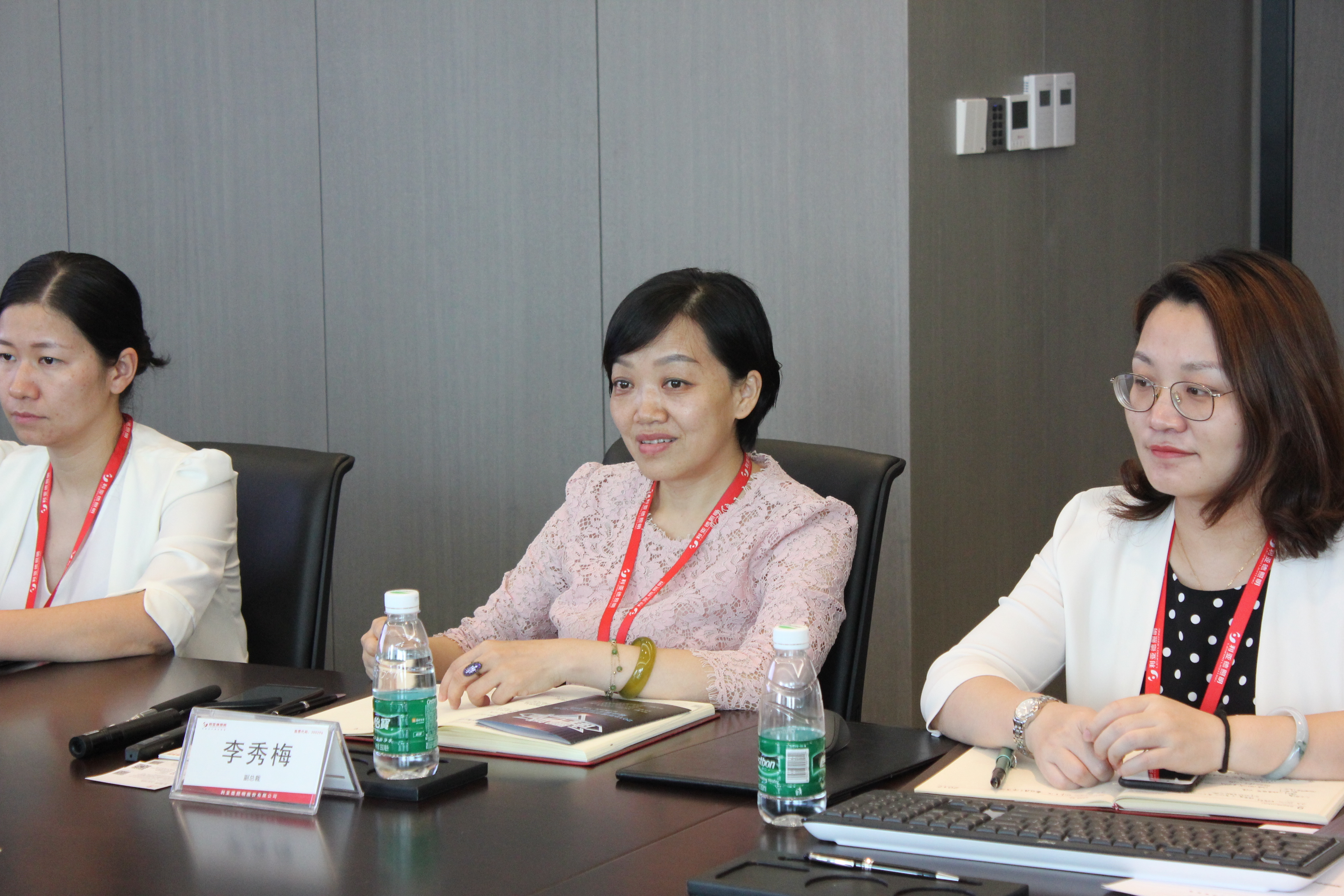 (利亚德照明公司副总裁,人力资源总监,总经办主任李秀梅女士)